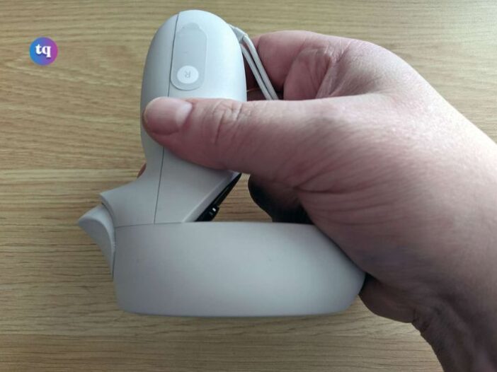 how to charge oculus controllers